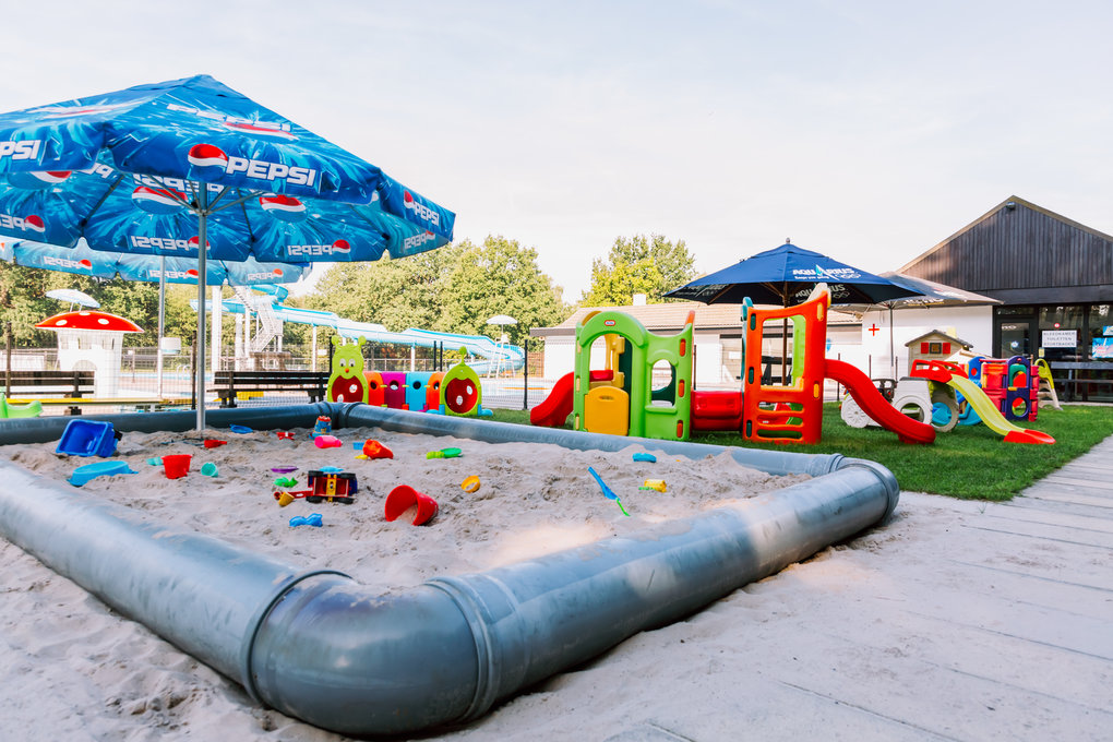 Openluchtzwembad terlaemen - speeltuin